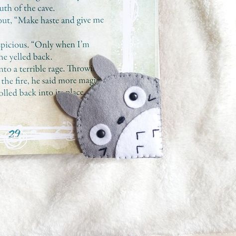 Totoro Bookmark, Totoro Ghibli, Baby Mobil, Felt Bookmark, Ghibli Studio, Corner Bookmark, Felt Crafts Diy, Basic Sewing, Cute Sewing Projects