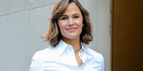 Jennifer Garner Hair 2023, Jennifer Garner Hair, Jen Garner, Treat Thinning Hair, Hair Growth Spray, Thick Wavy Hair, New Hair Growth, Pregnancy Safe Products, Hair Product