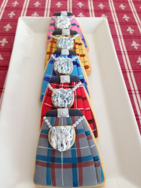 Kilt cookies.  We will need these for the premier party @Jill Janzen Scotland Party, Burns Dinner, Scottish Party, Outlander Party, Grad Cookies, Baking Biscuits, Scottish Christmas, Scottish Food, Cookie Connection