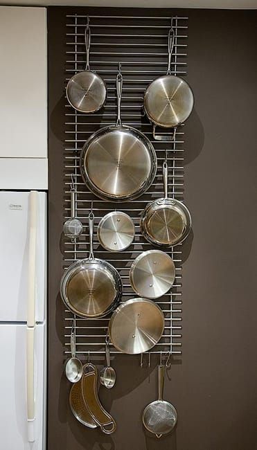 Apartment Hacks Organizing, Bulthaup Kitchen, Kitchen Wall Storage, Diy Kitchen Storage, Hanging Pots, Trendy Kitchen, Hanging Racks, Wall Storage, Kitchen Rack