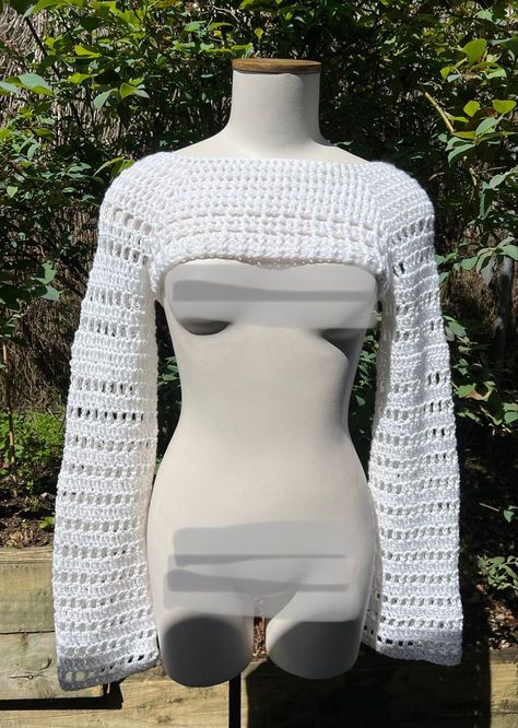 Shrug Crochet Outfit, Crochet Shrug Outfit Ideas, Crochet Ideas Grunge, Crochet Grunge Clothes, Shruggie Crochet, Grunge Crochet Top, Crochet Shrug Outfit, Easy Crochet Tops, Crochet Shrug Tutorial