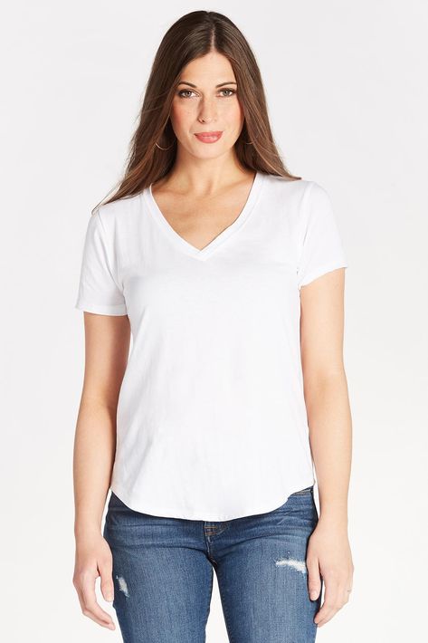 The V Neck Tee V Neck T Shirts For Women, Ti Shirt, Outfit Verano, Casual Dressing, Jeans Outfits, Animal Farm, Neck Shirt, V Neck Tee, White T