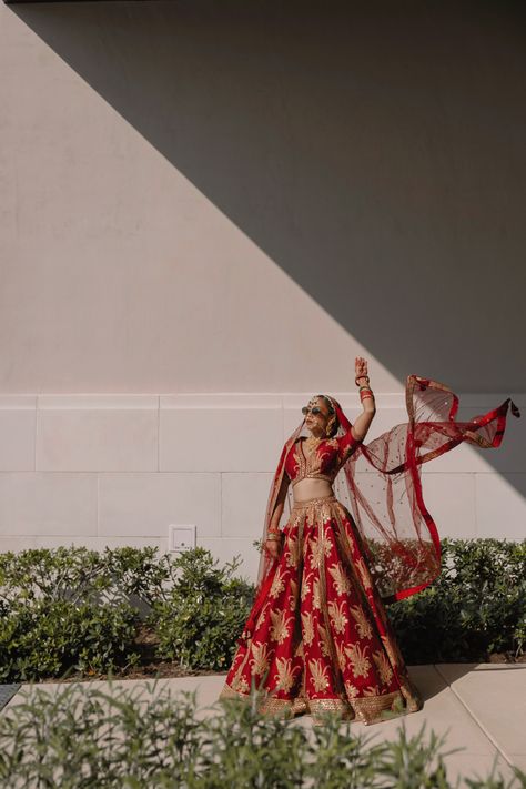 Balerina Films Hindu Wedding Photos, Wedding Photography India, Bride Groom Photoshoot, Indian Bride Poses, Indian Bride Photography Poses, Photoshoot Editorial, Indian Wedding Poses, Bride Photos Poses, Indian Wedding Bride