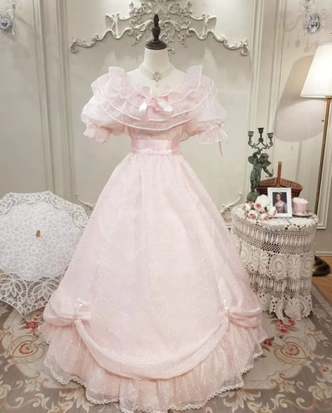 @/rakvintagebykwang Pink Fancy Outfits, Kawaii Prom Dress, Party Pink Dress, Formal Tea Party, Kawaii Wedding, Gaun Abad Pertengahan, Pink Princess Dress, Old Fashion Dresses, Princess Ball Gowns