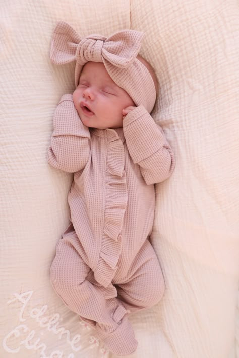 Knitted Newborn Outfits, Hospital Photoshoot, Newborn Hospital Outfit, Newborn Baby Hospital, Newborn Hospital Outfits, Knit Bow, Baby Coming Home Outfit, Gorgeous Hairstyles, Hospital Outfit