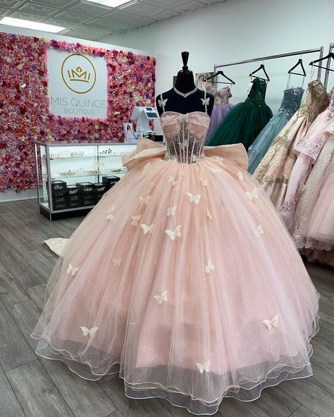 Butterfly Quince Dress, Butterfly Quinceanera Dress, Light Pink Quinceanera Dresses, Rose Gold Quinceanera Dresses, Gaun Abad Pertengahan, Quinceanera Pink, Quinceanera Dresses Gold, Quinceanera Themes Dresses, Pink Quince