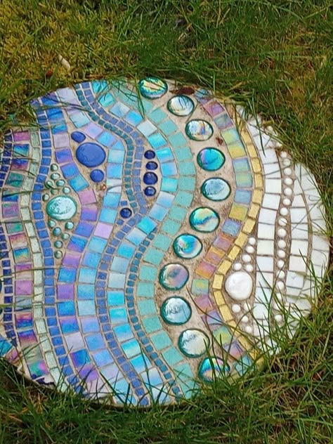 Mosaic Garden Pavers, Mosaic Garden Stepping Stones, Mosaic Garden Art Stepping Stones, Garden Stone Mosaic, Stepping Stones Mosaic, Mosaic Steps Outdoor, Mosaic Stepping Stones Patterns, Stepping Stone Patterns, Outdoor Mosaic Ideas