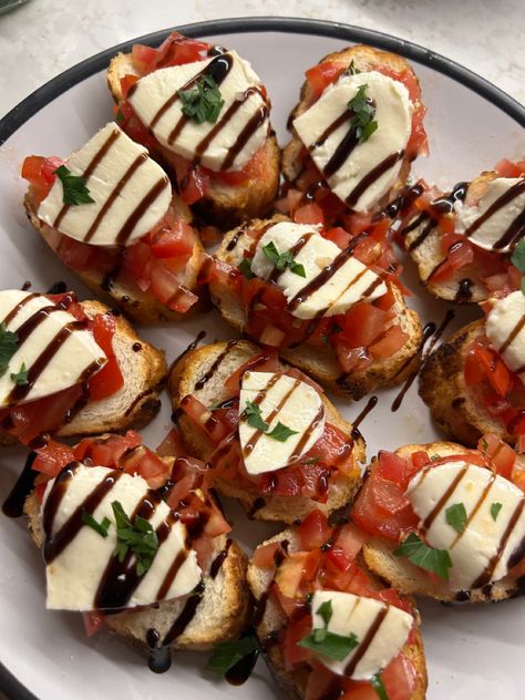 Tapas, bruschetta, Italian starters, aesthetic food Italian Meals Aesthetic, Starter Aesthetic Food, Italian Appetizers Wedding, American Starters Food, Summer Dinner Party Aesthetic Food, Food Wedding Aesthetic, Italian Bruschetta Aesthetic, Italian Theme Party Food, Birthday Party Platters Finger Foods