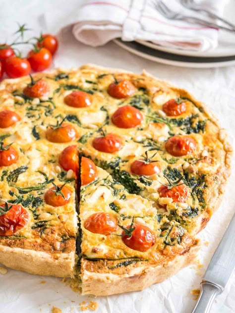 Spinach Tomato Quiche, Easy Tomato Recipes, Vegetarian Quiche Recipes, Vegetarian Quiche, Tomato Quiche, Spinach Quiche Recipes, Vegetable Quiche, Spinach Tomato, Quiche Recipes Easy