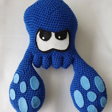 This Splatoon squid is the perfect amigurumi to any Splatoon fan and it was so fun to make! Pattern is from @milesofcrochet 🦑💙 I made this one back in January 2021 and it was one of the first times I worked with felt. I enjoyed the final result and shared more information about it on my blog! Splatoon Crochet Pattern, Minecraft Crochet, Splatoon Squid, Splatoon, My Blog, The First, Amigurumi, Crochet Patterns, Felt