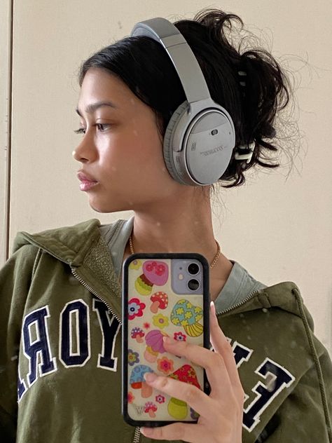 Best Bullet Journal Pens, Headphones Outfit, Headphone Outfit, Headphones Aesthetic, Dirty Mirror, Bose Headphones, Wearing Headphone, Life Drawing Reference, Tech Aesthetic