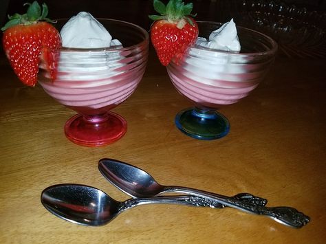 1 pkg of sugar free strawberry jello mixed into one cup of hot water. Stir in 1/2 cup heavy cream. Chill until set. Makes four servings. Whipped cream: 1 cup heavy cream whipped with 15 drops liquid stevia and 1 teaspoon vanilla. Low Sugar Treats, Healthy Munchies, Carb Free Recipes, Sugar Free Jello, Ketogenic Desserts, Sugar Free Pudding, Jello Desserts, Strawberry Jello, Liquid Stevia