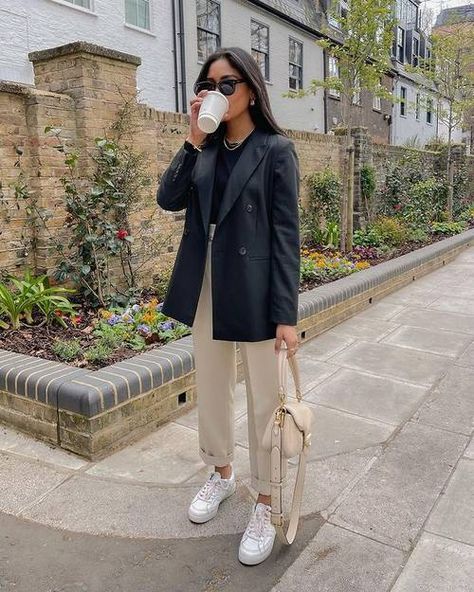 8 Incredibly Chic Black-Blazer Outfits for Women, Period | Who What Wear UK Adrette Outfits, Blazer Outfits Casual, Blazer Outfits For Women, Outfit Chic, Business Casual Outfits For Work, Looks Street Style, Stylish Work Outfits, Ținută Casual, Modieuze Outfits