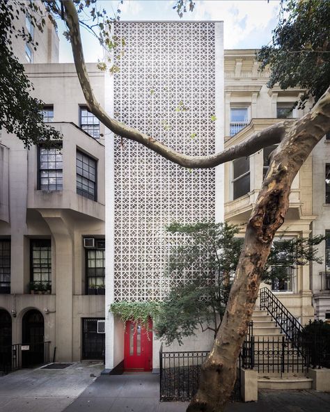 Darren Bradley on Instagram: “Edward Durell Stone’s townhouse in Manhattan.” Steven Hall Facade, Edward Durell Stone, Upper East Side Townhouse, House Location, Architecture Artists, Architecture Concept, Upper East Side, Stone House, East Side