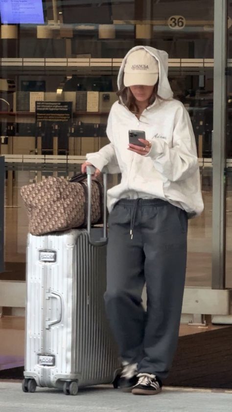 hannaschonberg Hanna Schönberg Outfit, Hanna Schonberg, First Class Flight, Rimowa Luggage, Flight Outfit, Travel Airplane, Airport Aesthetic, Louis Vuitton Luggage, Airport Outfits