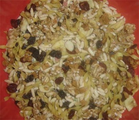 There are many diets for rats on the market, but you may want to vary your pet's diet with something homemade. Breeding Rats, Homemade Rat Food, Rat Diet, Rat Treats, Rat Ideas, Rat Food, Human Food For Dogs, Best Dry Dog Food, Pet Rodents