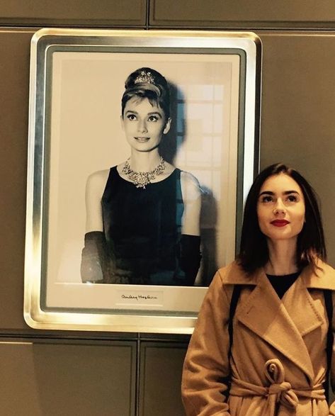 Lily Collins w/ Audrey Hepburn ليلي كولينز, Lily Collins Style, Miranda July, Annie Clark, Chloë Sevigny, Natasha Lyonne, Florence Welch, 90's Fashion, Jenna Coleman