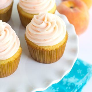 Yellow Cupcakes with Peach Cream Cheese Frosting - Light and fluffy homemade yellow cupcakes topped with a peach flavored cream cheese frosting! Perfect for all occasions! Peaches Cream Cheese, Flavored Cream Cheeses, Yellow Cupcakes, Oreo Cupcakes, Peach Cream, Cheesecake Filling, Cupcake Flavors, Pretty Dessert, Peaches Cream