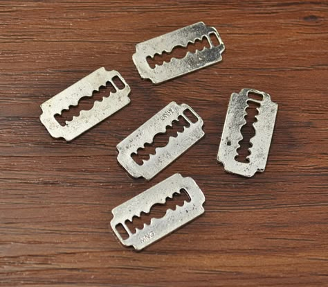 Razor Blade Charms,Razor Blade Pendants Antiqued Silver Tone Double Sided 25 x 13 mm-A0x4 Diy Kandi Bracelets, Pretty Knives, Pretty Pens, Giving Up On Life, Blood Art, Razor Blade, Just Girly Things, A Train, Girly Things