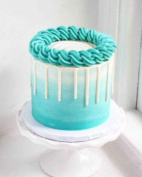 Summer Cake Ideas, Sprinkle Drip Cake, Blue Drip Cake, Summer Birthday Cake, Twist Ideas, Teal Cake, Summer Cake Recipes, 25th Birthday Cakes, Summer Cake