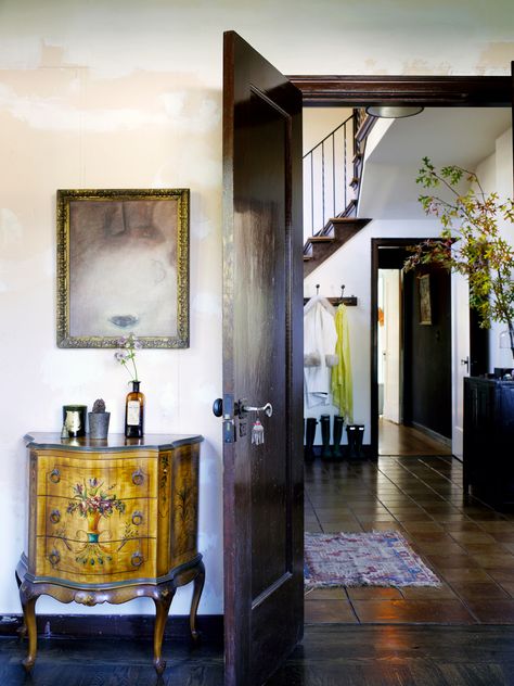 Fashion Designer Erica Tanov Opens Up Her Bohemian Playbook Bohemian Style Bathroom, Boho Homes, Erica Tanov, De Gournay Wallpaper, Berkeley Hills, Berkeley Homes, Spanish Colonial Homes, Gothic Interior, Colonial Home