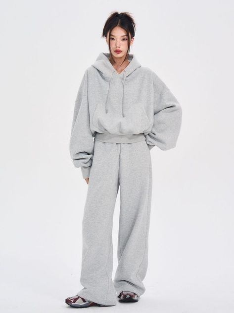 Korean Sporty Outfits, Hoodie Outfit Korean, Grey Sweatsuit, Walburga Black, Korean Fits, Clean Fashion, Mens Bags Fashion, Hoodie Outfit, Photoshoot Outfits