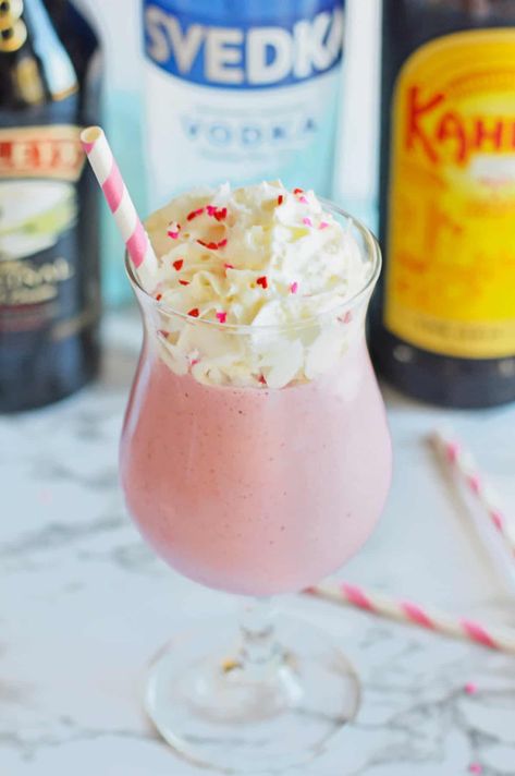 Frozen Strawberry Mudslide, Strawberry Mudslide, Strawberry Alcohol Drinks, Vodka Strawberries, Vanilla Vodka Drinks, Baileys And Vodka, Baileys Irish Cream Coffee, Nonalcoholic Drinks, Irish Cream Coffee