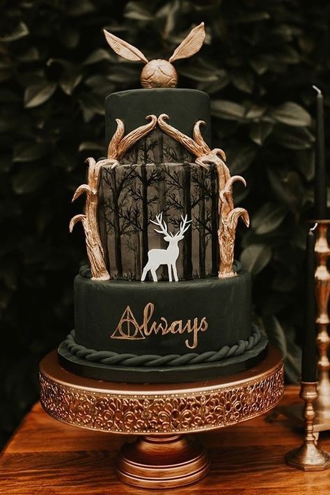 Slytherin cake Slytherin Cake, Pastel Harry Potter, Slytherin Wedding, Gateau Harry Potter, Harry Potter Bag, Harry Potter Theme Birthday, 15th Birthday Cakes, Cumpleaños Harry Potter, Harry Potter Birthday Cake