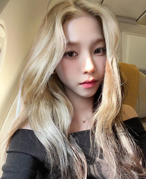 Karina Blonde, Aespa Wallpaper, Yu Jimin, Yoo Jimin, Hair Icon, Shes Perfect, Karina Aespa, Model Face, 1 Girl