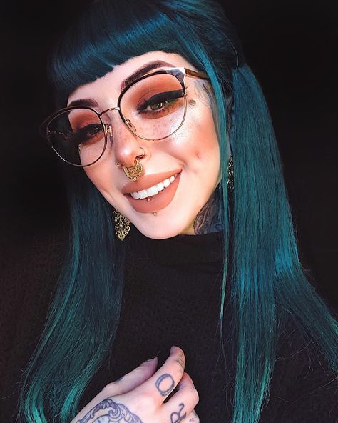 Pinup Bangs, Pierced Girls, Facial Piercing, Bellybutton Piercings, Teal Hair, Piercings For Girls, Irezumi Tattoos, Sailor Neptune, Facial Piercings