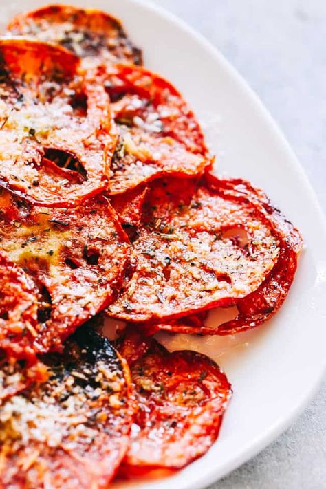 Turn ordinary tomatoes into sweet, crispy tomato chips bursting with delicious flavors. No fryer or dehydrator necessary for these cheesy tomato chips! #tomatoes #gardening #harvest Veggie Chips Recipe, Tomato Chips, Healthy Chip Alternative, Pizza Chips, Tomato Snacks, Preserving Tomatoes, Parmesan Chips, Vegetable Chips, Dehydrated Vegetables