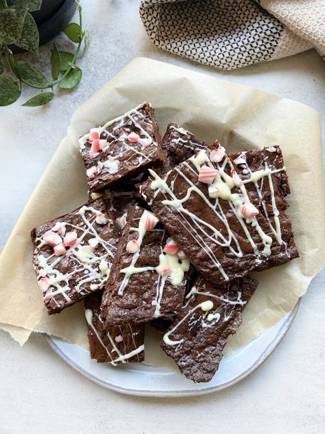 It’s not the holiday season without a delicious chocolatey, peppermint dessert, ya know? If you ... Crispy Brownies, Brownie Brittle Recipe, Peppermint Brownie, Chocolate Peppermint Brownies, Peppermint Dessert, Brownie Brittle, Edible Cookie Dough Recipe, White Chocolate Peppermint, Cookie Dough Bars