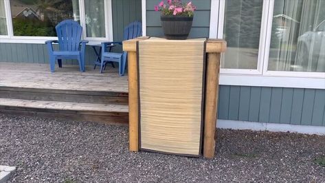 Garbage Can Storage Outdoor Diy Easy, Garbage Bin Enclosure, Bin Enclosure, Outdoor Trash Bin, Hide Trash Cans, Garbage Can Storage, Repurpose Pallets, Garbage Storage, Clean Kitchen Cabinets