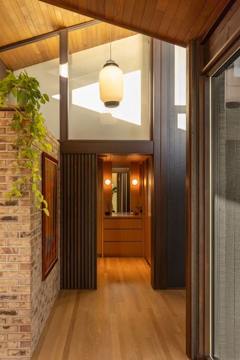 Fresh white oak cabinetry pops against Bumgardner’s stained fir and cedar. Mid Century Modern Atrium, Mid Century Wood Flooring, La Mid Century House, Mid Century Pony Wall, 1960s Mid Century Modern House, Renovated Brick House, Mid Century Modern Costal, New Mid Century Modern House, Mid Century Tiny House