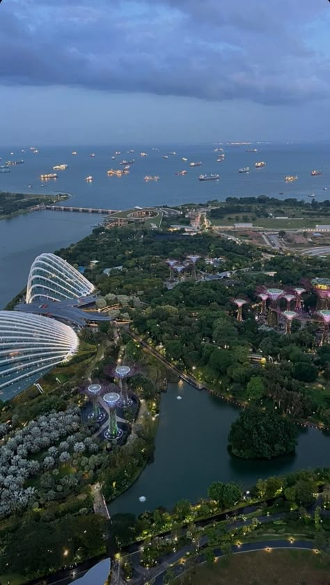 Singapore aesthetic marina bay sands sky park wallpaper Singapore Rich Aesthetic, Living In Singapore, Singapura Aesthetic, Singapore Beaches, Ntu Singapore, Singapore Nature, Singapore Lifestyle, Singapore Aesthetic, Singapore Airport