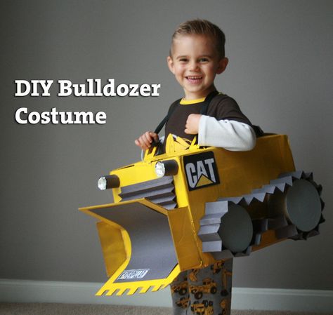 DIY Bulldozer Costume from Mama Say What?! Laura shares how she made this fantastic bulldozer costumer for her construction-loving son for Halloween. Construction Truck Costume Diy, Diy Bulldozer Costume, Bulldozer Costume, Diy Bulldozer, Halloween Costumes For Big Kids, Car Costume, Meme Costume, Halloween Infantil, Diy Halloween Costumes Easy