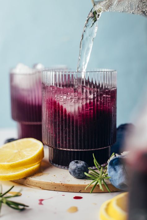 Mocktails For Pregnancy, Blueberry Mocktail, Blue Mocktail, Ginger Mocktail, Best Mocktail, Best Mocktail Recipe, Mock Cocktails, Blueberry Simple Syrup, Honey Simple Syrup