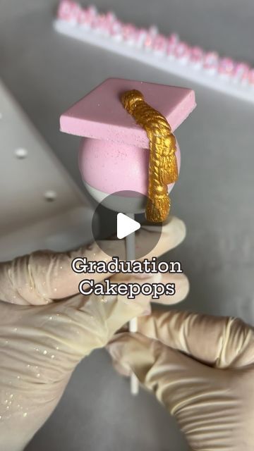 Back To School Cake Pucks, Graduation Baking Ideas, Cake Pop Graduation Ideas, Graduation Cake Pops Ideas, Back To School Cake Pops, Spring Cakepops, Grad Cake Pops, Graduation Cakesicles, Grad Party Desserts