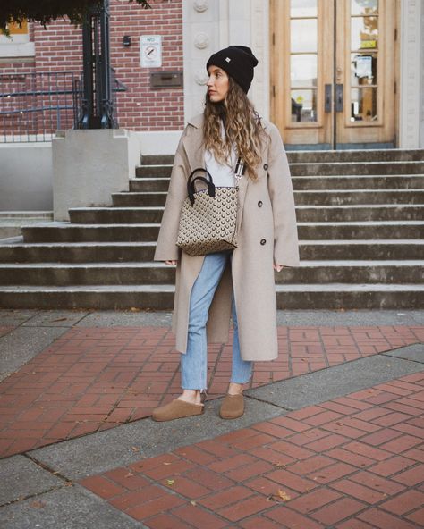 Winter Clogs Outfit, Outfits With Clogs Fall, Clog Outfit Ideas, Clogs Outfit Winter, How To Style Clogs, Outfits With Clogs, Clog Outfits, Winter Clogs, Clog Outfit