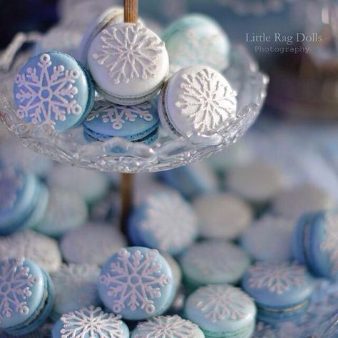 Frozen themed snowflake macarons. By moreish macarons. Winter Wonderland Party Desserts, Frozen Quinceanera Ideas, Frozen Quinceanera Theme, Frozen Themed Wedding, Winter Wonderland Desserts, Blue Quinceanera Theme Winter Wonderland, Winter Sweet 16, Frozen Macarons, Winter Wonderland Macarons