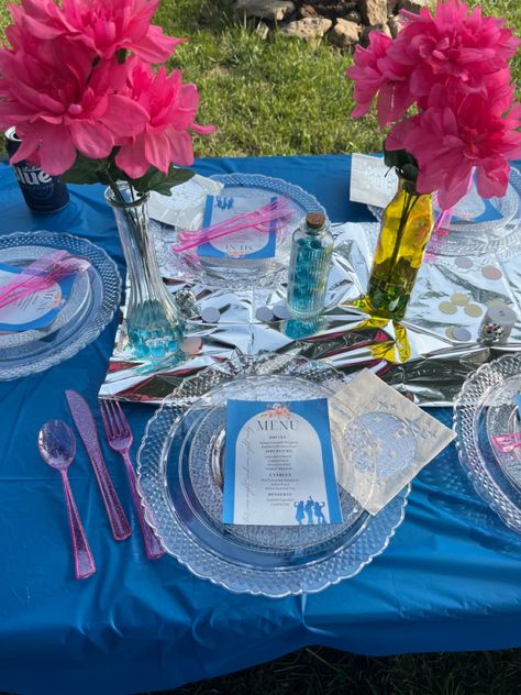 blue and pink table setting Mamma Mia Table Setting, Blue And Pink Table Setting, Mamamia Party, 18th Party Themes, Mamma Mia Party, Pink Table Settings, 17th Birthday Ideas, Mom Party, Bday Party Theme