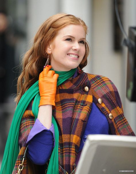 Confessions of a Shopaholic, Isla Fisher gazes into a store window at a glistening, diaphanous, emerald-green scarf (the ultra-long kind that did Isadora Duncan in) Crazy Rich Asians Outfits, Confession Of A Shopaholic, Becky Bloom, Rebecca Bloomwood, Isla Fischer, Estilo Gossip Girl, Style Movie, Chick Flick, Fashion Movies