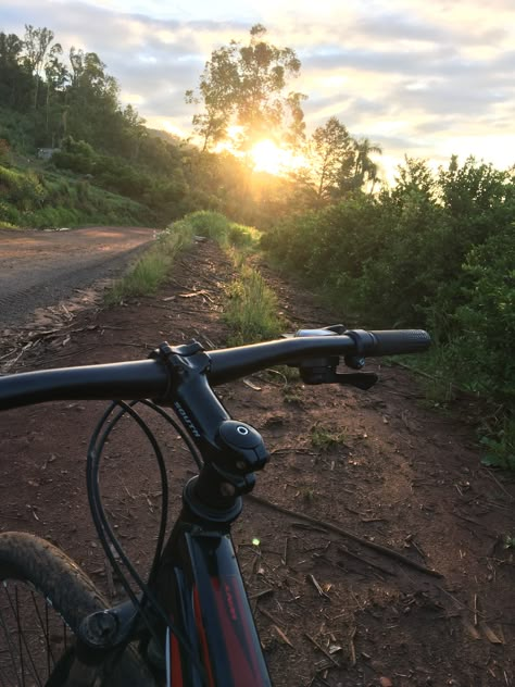 Bike Story Instagram, Mountain Bike Aesthetic, Bicycle Aesthetic, Cycling Pictures, Album Cover Wallpaper Collage, Blur Photography, Bike Aesthetic, Cycling Photography, Body Art Photography