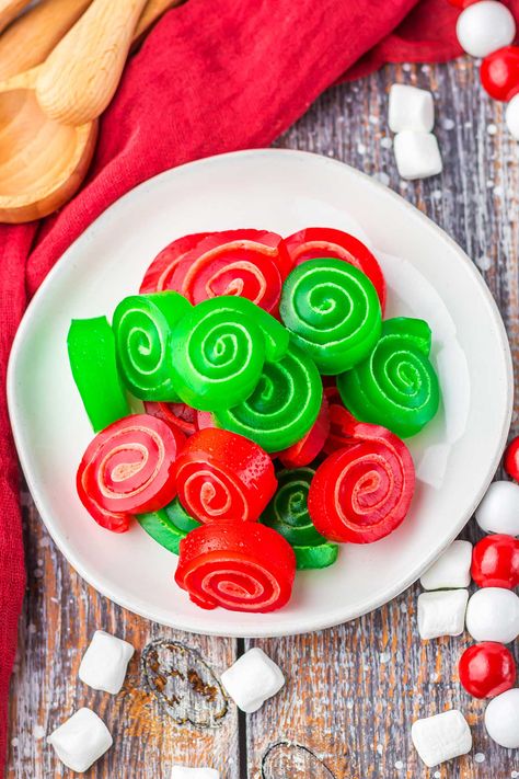 Jello Roll Ups! Made with bright colors folded into a flavorful spiral, these easy jello roll ups pair soft gelatin with creamy marshmallow for an eye-catching sweet treat. | HomemadeHooplah.com Jello Roll Ups, Jello Pinwheels, Christmas Dessert Platter, Christmas Jello, Lime Jello Salads, Jello Flavors, Retro Desserts, Canned Pears, Lime Sorbet