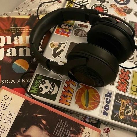 Tumblr Moodboard, Headphones Aesthetic, Anime Book, Indie Aesthetic, Black Headphones, Dark Academia Aesthetic, Academia Aesthetic, Instagram Inspo, Aesthetic Grunge