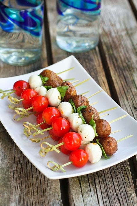 Caprese Potato Skewers…Six ingredients to a healthy, tasty summertime appetizer! 85 calories and 3 Weight Watchers SmartPoints | cookincanuck.com Bring A Plate Ideas, Turkey Panini Recipes, Potato Skewers, Caprese Appetizer, Skewer Appetizers, Caprese Skewers, Healthy Appetizer Recipes, Plate Ideas, Skewer Recipes