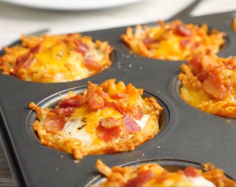 Hash Brown Egg Nests in a muffin tin right out of the oven Breakfast Muffins Egg, Breakfast Finger Foods, Hash Brown Egg Cups, Muffin Tin Breakfast, Hash Brown Cups, Eggs In Muffin Tin, Simply Potatoes, Egg Cups Breakfast, Brown Recipe