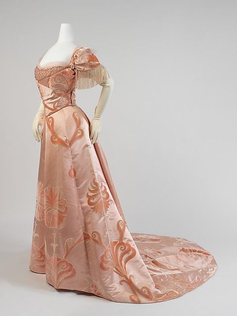 Evening dress House of Worth (French, 1858–1956) Designer: Jean-Philippe Worth (French, 1856–1926) Date: 1898–1900 Culture: French Medium: silk, glass Dimensions: Length (a): 17 in. (43.2 cm) Length at CF (b): 41 1/2 in. (105.4 cm) Credit Line: Gift of Miss Eva Drexel Dahlgren, 1976 1900s Dress, Gaun Abad Pertengahan, House Of Worth, 1890s Fashion, 1800s Fashion, 파티 드레스, 19th Century Fashion, Designer Evening Dresses, Old Dresses