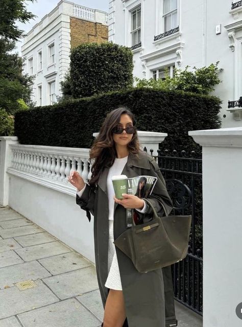 Bianca’s Lifestyle Sophie Moulds, Demellier Bags, Instagram Business, Looks Style, Modern Fashion, Fall Winter Outfits, Green Bag, Things To Buy, Cloth Bags