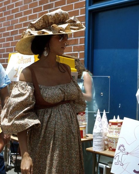 Cher Pregnant, Young Cher, Cher Fashion, 70s Mode, Cher Outfits, Gregg Allman, Cher Bono, Cher Photos, Pregnant Celebrities